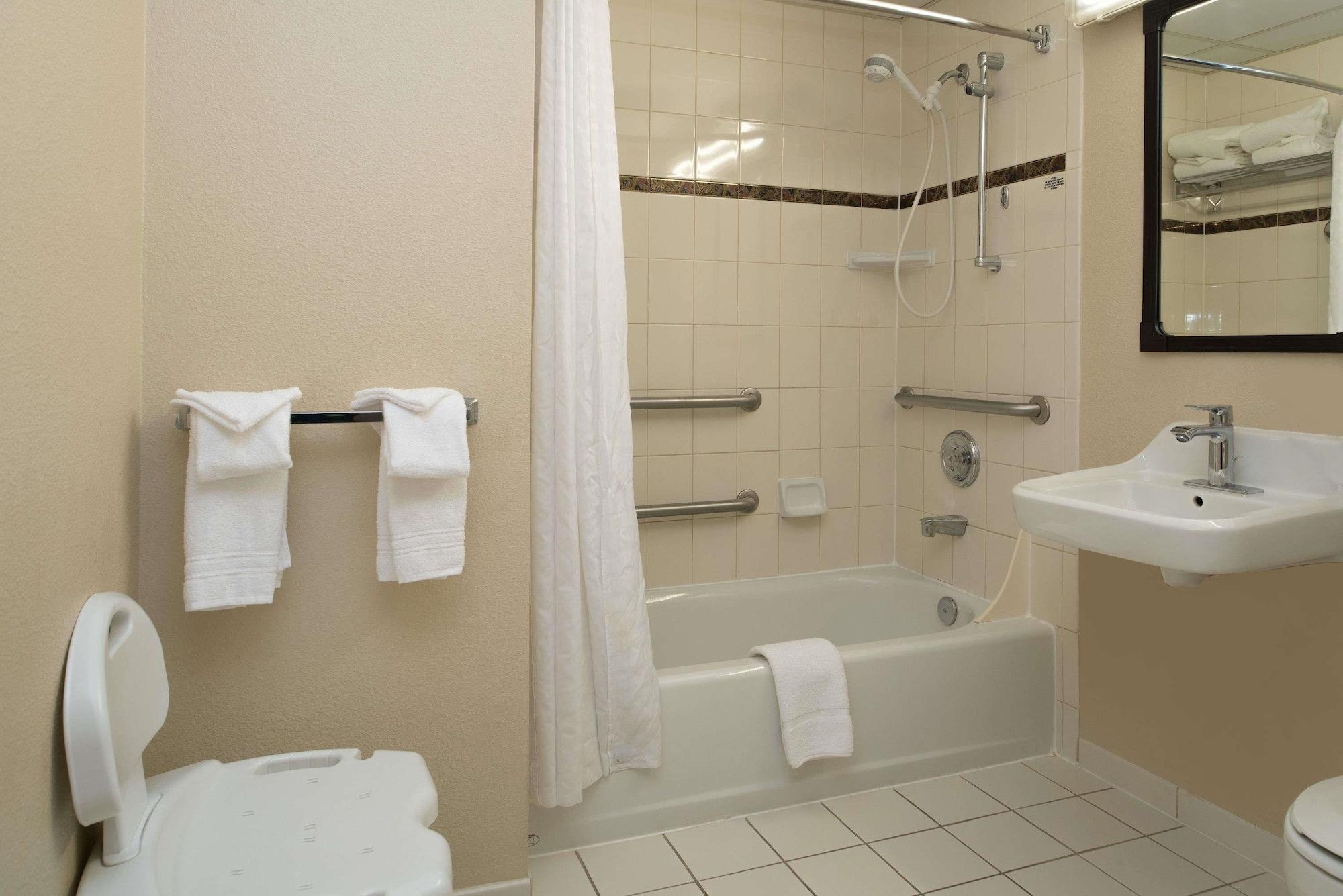 Ramada By Wyndham Downtown 3*